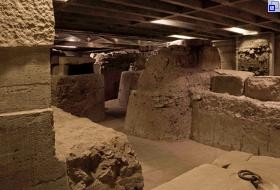 Im Museum St. Dionys: Ausgegrabene Mauerreste. Foto: Daniela Wolf (Ausschnitt)