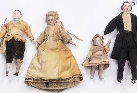 Vier alte Puppen.