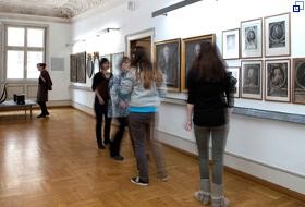 Mehrere Personen betrachten im Patrizierzimmer des Stadtmuseums die ausgestellten Objekte. Foto: Daniela Wolf (Ausschnitt)