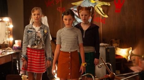 Foto aus dem Film: Drei Mädchen stehen in einer Theatergarderobe.