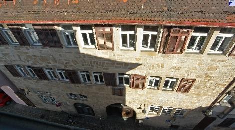 Das Gebäude der Stadtbücherei steil von oben fotografiert.