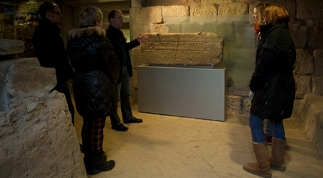 Im Ausgrabungsmuseum: Besucher vor dem Nordmannstein