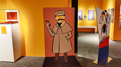 In der Ausstellung "Streng geheim": Ein Aufsteller, auf den Sherlock Holmes aufgemalt ist. Das Gesicht ist ausgespart. so dass Kinder durchsehen und sich fotografieren lassen können.