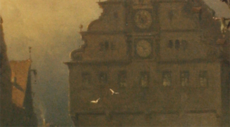 Der Bildausschnitt zeigt in düsteren, matten Farben den oberen Teil der Fassade des Alten Rathauses, daneben Teile von dunklen Hausfassaden und im Hintergrund dunkle Wolken. Vor dem Rathaus fliegen zwei weiße Vögel. 