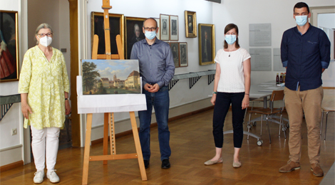 Übergabe des Gemäldes im Patrizierzimmer des Stadtmuseums: Das Gemälde ist auf einer Staffelei ausgestellt, daneben stehen vier Personen.