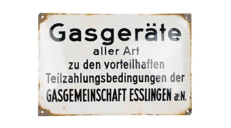 Emailliertes Schild, das formatfüllend beschriftet ist: „Gasgeräte aller Art zu den vorteilhaften Teilzahlungsbedingungen der Gasgemeinschaft Esslingen a. N.“