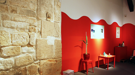 Im Ausstellungsraum: Neben einer alten Wand aus Steinquadern steht eine Mitmachstation.